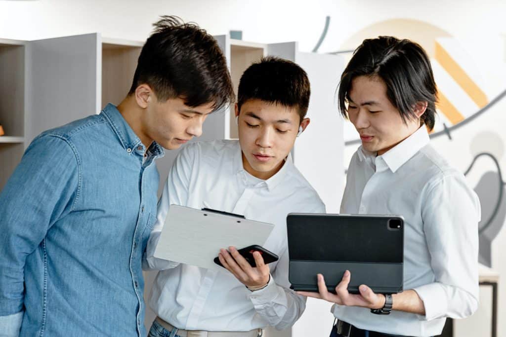 How Do You Identify Who You Talk to at Business Networking Events?